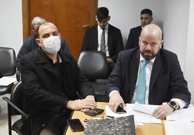 Raúl Fernández Lippmann (con barbijo) y su abogado Álvaro Arias Ayala.