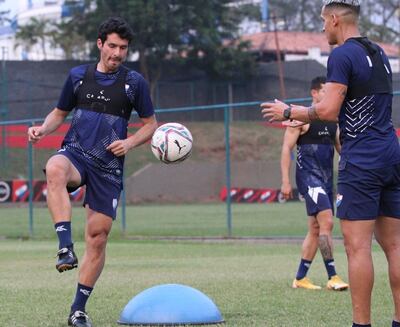 El capitán de Nacional, Cristian Riveros, expectante a una nueva convocatoria a la selección, en la práctica de ayer con Orlando Lugo Gaona.