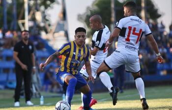 Fernando Cardozo (14) y Sergio Otálvaro presionan a un rival del Sportivo Luqueño en el partido de la jornada 15 del torneo Clausura 2021.