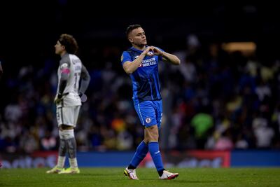 Jonathan Rodríguez (d) de Cruz Azul celebra su gol ante América.