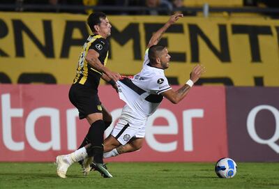 Matías Aguirregaray (33 años) pone a prueba la resistencia de la indumentaria de Richard Ortiz (31).