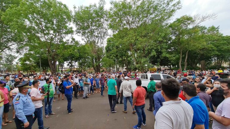Comerciantes de Salto del Guairá expulsaron a comitiva fiscal de CDE que buscaba incautar prendas.