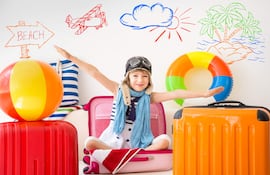 Las vacaciones tienen los horarios más flexibles, pero no por eso quedan exentas de la rutina. Si viajamos con niños es importante que no pierdan su horario del sueño, de comidas y tiempo de exposición a las pantallas, no solo por la salud de ellos, también por nuestra salud mental.