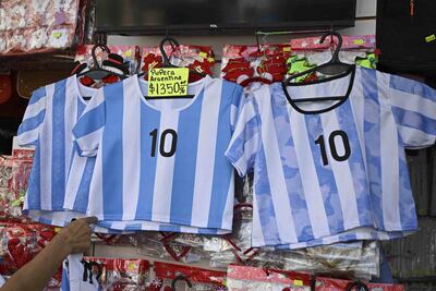 Una tienda vende remeras de la selección argentina en la víspera de la final del mundial Qatar 2023.