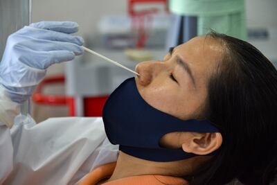 Una paciente con sospecha de coronavirus es testeada.