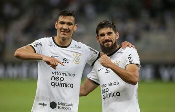 Fabián Balbuena y Bruno Méndez, jugadores del Corinthians.