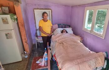 Luciana Domínguez y su hijo, Silvio Domínguez, piden a las autoridades que les pueda asistir con kits de víveres e insumos medicinales.