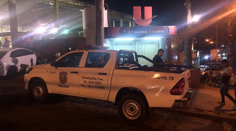 Un móvil policial se estaciona frente a la cancha sintética “Universo”, donde ocurrió el atentado.