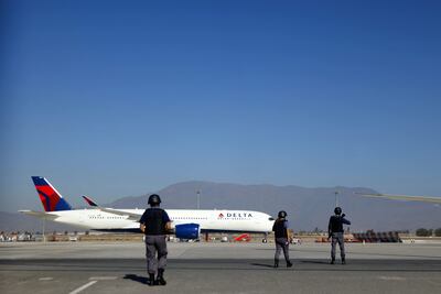 Agentes de Policía se aproximan al avión de Delta Air Lines en la pista del aeropuerto internacional de Santiago de Chile Arturo Merino Benitez.