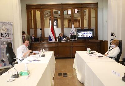 Enrique Bacchetta, Eusebio Alvarenga y Gladys Bareiro, sesionaron ayer de forma presencial en el local del JEM.