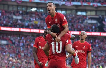 Thiago Alcántara es alzado por Sadio Mané, quien fue asistido por el volante español para anotar su segundo gol.