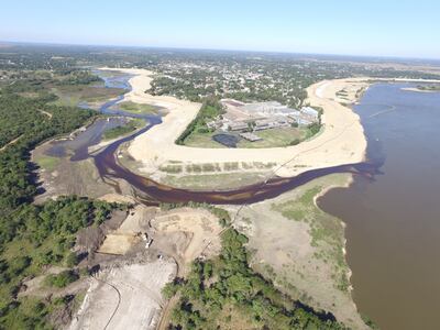 Pilar, rodeada por un muro defensivo, en etapa de construcción.
