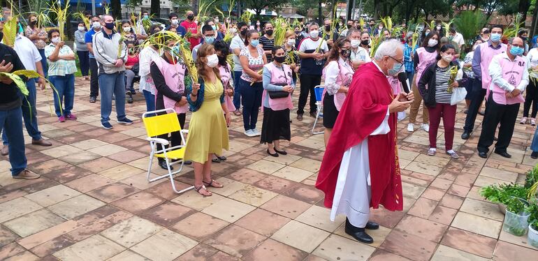 El Santuario de Luque organizó cuatro misas para esta jornada. La primera fue celebrada a las 08:00; la segunda a las 10:00, la tercera será a las 17:30 y la última a las 19:00.