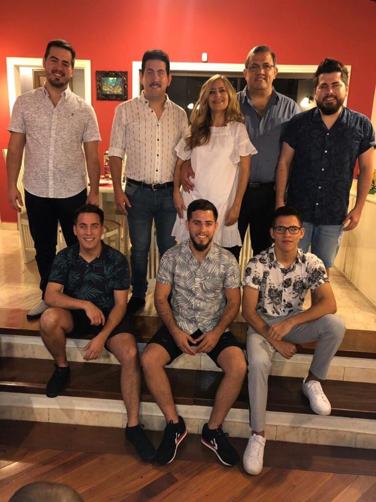 Dr. Walter Martínez Gill con su esposa Cora Torres y sus seis hijos.