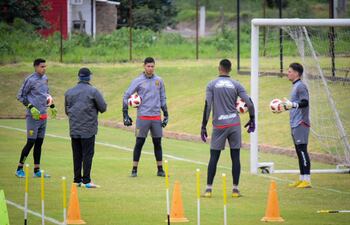 Guaraní y San Lorenzo volverán a los entrenamientos tras contradictorios resultados de pruebas de COVID-19.