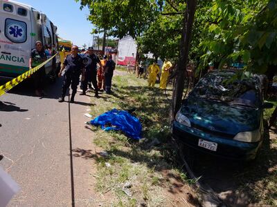 Bomberos y policías acudieron al lugar del accidente fatal.