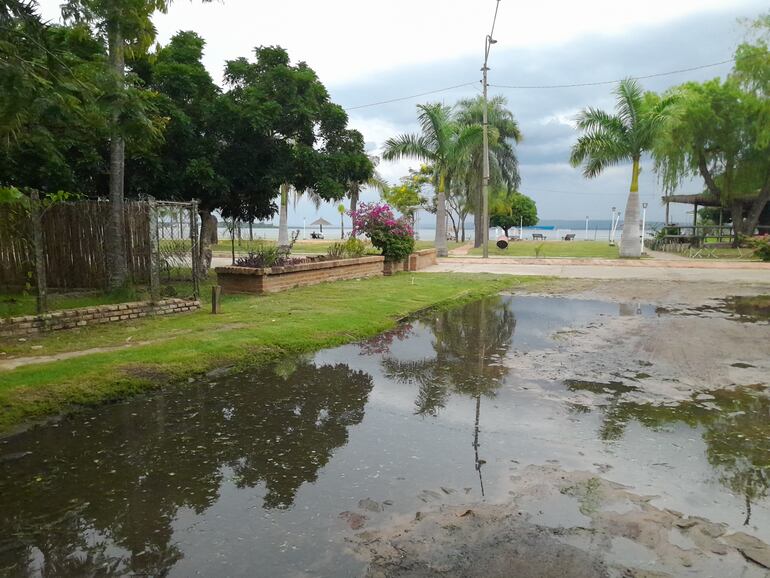 La entrada de la ciclovía de San Bernardino se encuentra llena de agua.