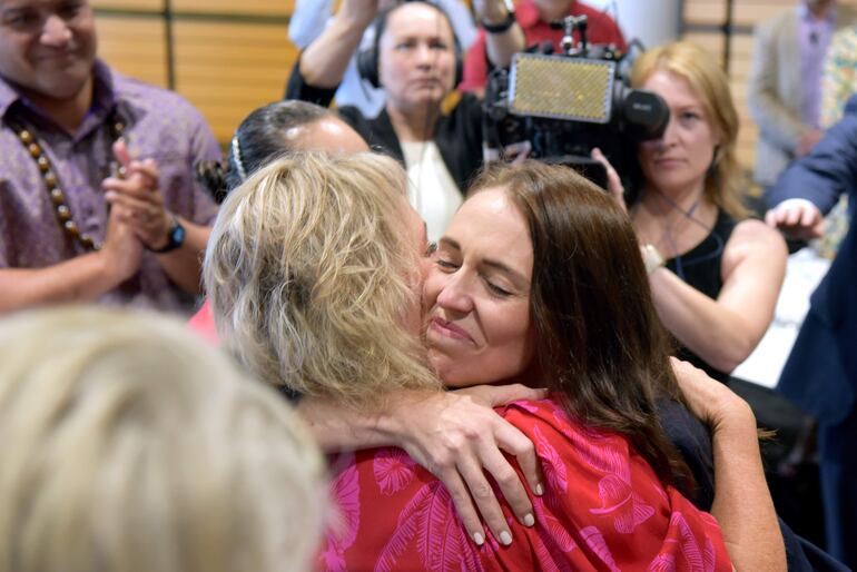 Jacinda Ardern recibe el cariño de su entorno en el War Memorial Hall, en Napier, luego de renunciar.