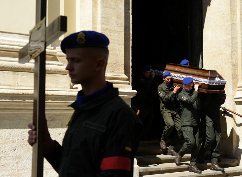 Soldados ucranianos despiden a un compañero que murió en combate, en el conflicto bélico con Rusia. (AFP)