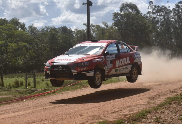  Nicolás Tómboly y Juan José Sánchez, con el Mitsubishi Lancer EVO X, primeros en la RC2N.