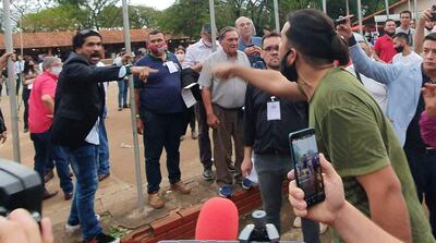 Arturo Páez (traje negro),  en plena discusión con los seguidores de "Payo" Cubas.