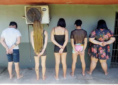 Los cuatro travestidos y su cómplice, luego de ser capturados.