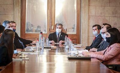 El presidente Mario Abdo Benítez (centro) evaluó ayer con el equipo económico  la propuesta de plan de reactivación económica y pidió introducir algunos ajustes para su aprobación.