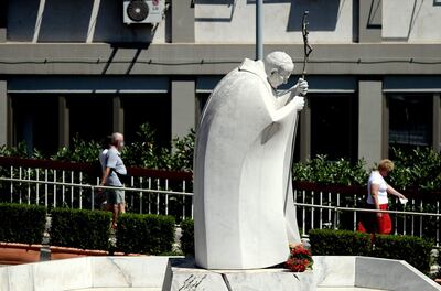 Estatua de Juan Pablo II frente al hospital Gemelli donde el papa Francisco fue sometido a una cirugía de colon. (EFE/EPA).