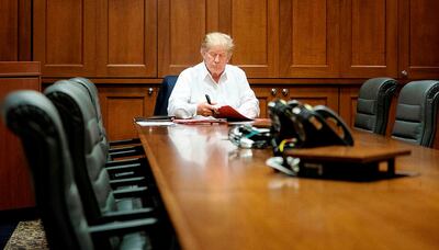 El presidente de los Estados Unidos, Donald Trump, trabajando ayer en uno de los salones de la Presidencia ubicados en el Hospital Militar Walter Reed, donde son atendidos los mandatarios de ese país.
