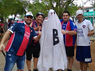 El hincha vestido del fantasma de la B esperando el superclásico.