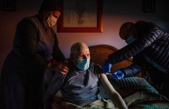 El enfermero José Ramón administra a un hombre la tercera dosis de la vacuna contra el coronavirus, en un domicilio de Avión (Ourense), durante la campaña de vacunación a domicilio en Galicia.