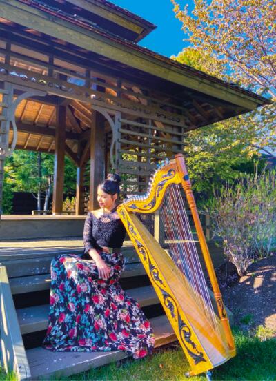 Karina Santacruz, arpista paraguaya residente en Japón.