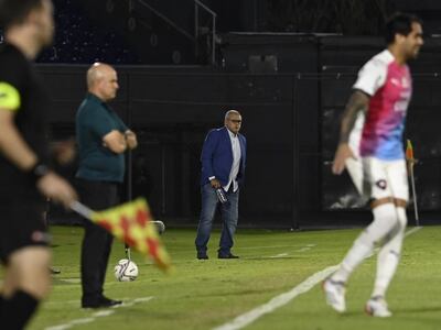 Francisco Arce, entrenador de Cerro Porteño, durante el clásico con Guaraní por la décimo cuarta jornada del torneo Apertura 2022 del fútbol paraguayo.
