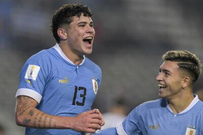 Alan Matturro (i) celebra su gol para Uruguay.