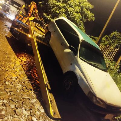 El automóvil fue abandonado en un camino vecinal, pero el supuesto autor sigue prófugo.