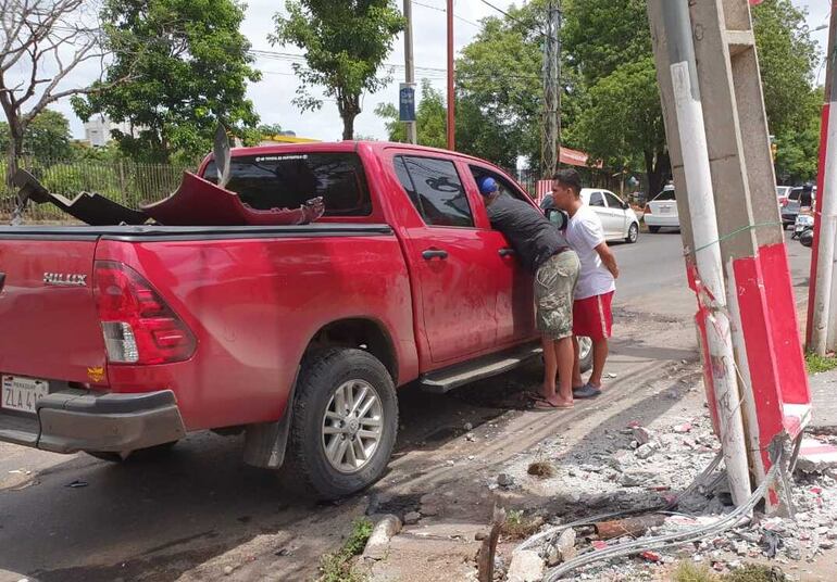 La camioneta chocó finalmente contra una columna de la ANDE.