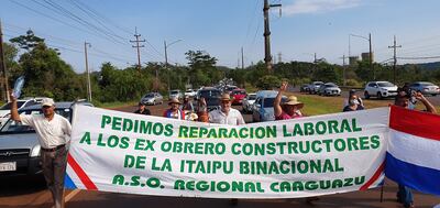 Los exobreros hicieron una marcha sobre la ruta PY07, de Hernandarias a Ciudad del Este.
