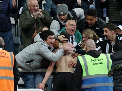 Miguel Almirón (sin camiseta) festeja con los hinchas del Newcastle el tanto que convirtió para el triunfo 1-0 sobre el Crystal Palace por la jornada 30 de la Premier League.