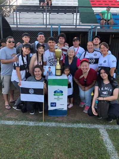 De Costa Fleitas a Valle Pucú. El paraguayo-oriental Steven Jesús Isao Colmán Susukida, “La Muralla”, con sus familiares, posando con el trofeo de campeón.