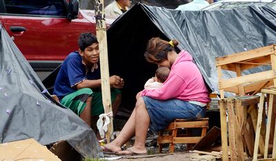 Una madre y su hijo recién nacido permanecen en precarias carpas. Han resistido dos tormentas eléctricas.
