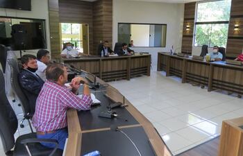 La problemática de la quema de basura fue debatida durante una reunión en la Junta Municipal.