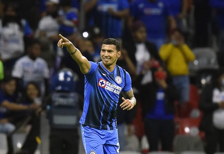Juan Escobar celebra su gol anotado desde el punto penal para Cruz Azul ante Necaxa.