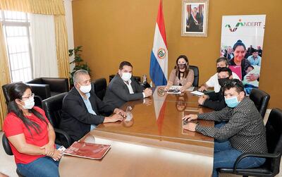 La encargada del Indert, Gina González, flanqueada por izquierda por Alcides Fernández y rodeada de los intendentes de Concepción.