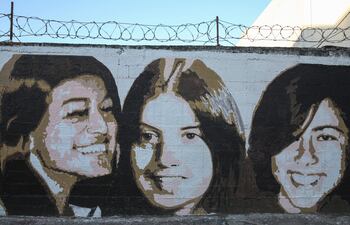 Un mural que homenajea a las "Muchachas de abril", Laura Raggio, Diana Maidanik y Silvia Reyes, cerca del sitio donde fueron acribilladas durante la dictadura cívico-militar uruguaya (1973-1985), en el barrio Brazo Oriental, en Montevideo (Uruguay), el 19 de mayo de 2022. Han pasado más de cuatro décadas desde la madrugada de 1974 en que las Fuerzas Conjuntas del régimen militar uruguayo acribillaron a Diana Maidanik, Laura Raggio y Silvia Reyes, cuyos rostros inmortalizados en fotos son recordados cada abril, y su crimen sigue esperando verdad y justicia.