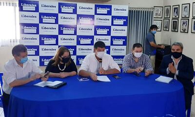 Efraín Alegre (centro) respondió ayer que la convención virtual no analizará la separación de las elecciones.