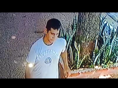 El circuito cerrado de una vivienda en Fernando de la Mora captó al joven que sería en responsable del robo de piezas del espejo retrovisor de una ciudadana de Fernando de la Mora.