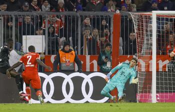 El francés Randal Kolo Muani (i) remata y anota el gol del empate 1-1 para el Eintracht Francfort ante el Bayern Munich.