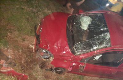 El accidente dejó importantes daños materiales y el conductor quedó hospitalizado a raíz de las lesiones.