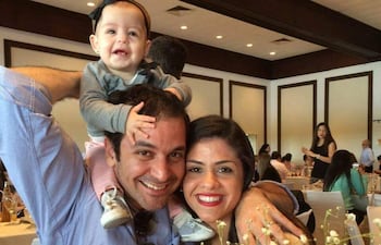 La pequeña Francesca Brambilla, antes de ser trasplantada, en compañía de sus padres. (Archivo).