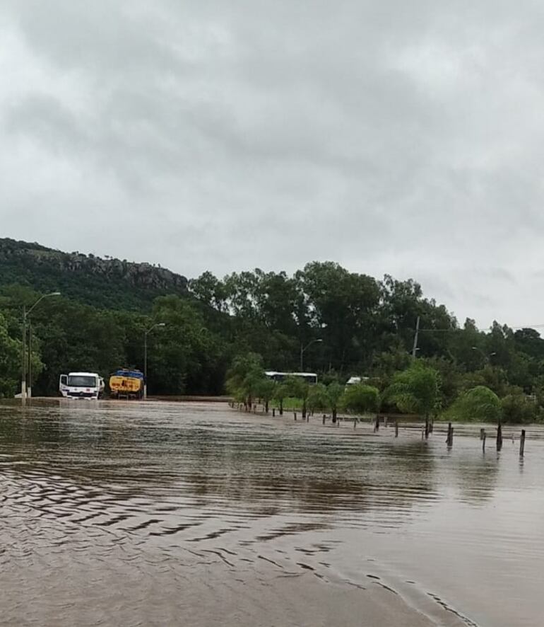 Por el desborde del arroyo Yaguarón se está utilizando el tramo alternativo